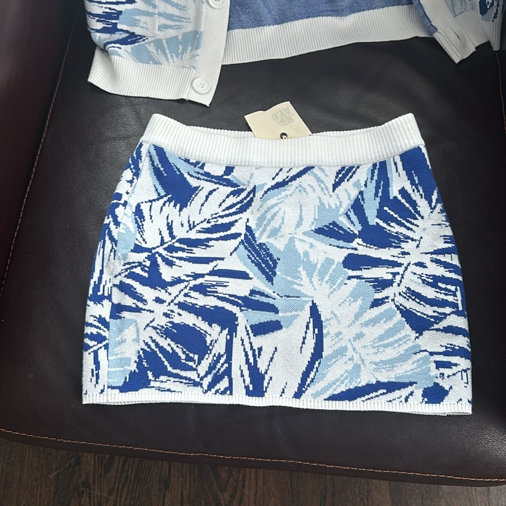 SER.O.YA Blue and White Leaf Print Knit Set - Picture 2 of 4